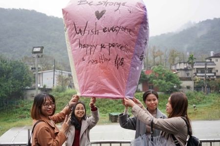 研習同學參觀平溪景點並放天燈祈福。