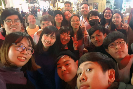 研習同學參觀夜市，體驗台灣小吃文化。