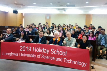 龍華科大開辦「技職假日學校」，強化新南向教育交流。