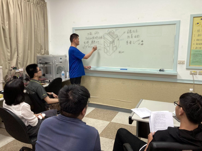 經過許多專業課程教導，「背夢者」團隊構想逐漸成形。