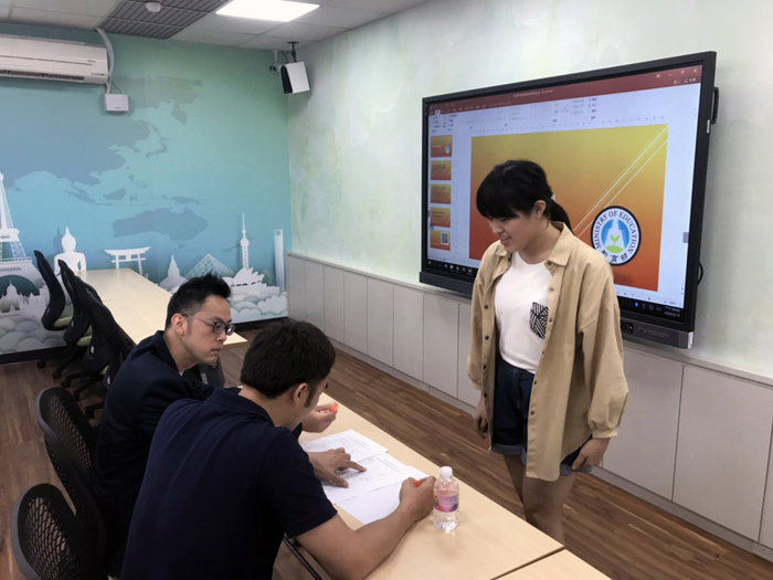 龍華學子於海外實習講座討論熱烈，積極發問，講座結束後仍持續詢問海外實習相關問題，收穫良多。