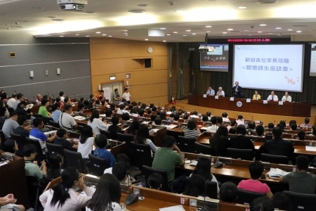 龍華科大舉辦關懷師生座談，讓新生與家長深入認識學校優勢與辦學特色，並熟悉校園學習環境。