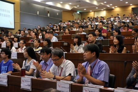 龍華科大舉辦關懷師生座談，期增進家長對子女在校學習及生活狀況之瞭解。