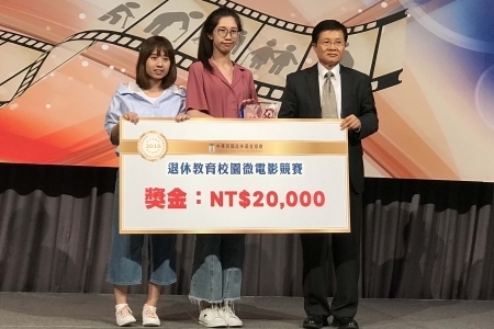 龍華科大文創系學生張晏慈、楊詠淇、張佾湘、易沁霖、陳星佑及王冠仁，獲首屆退休規劃微電影競賽第五名。圖片