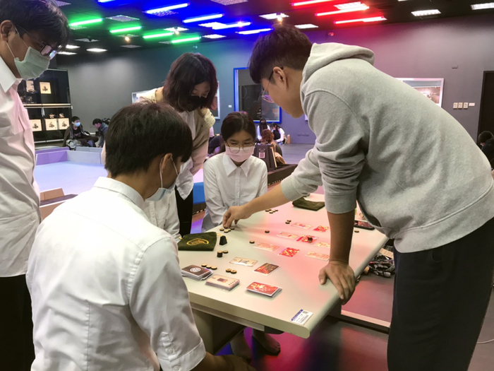 龍華科大數位內容中心建置嶄新的數位學習場域，推廣原創桌遊發掘設計新秀。