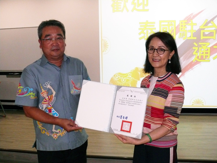龍華科大行政副校長林如貞（右）致贈感謝狀，感謝泰駐台經貿代表通才蒞校演講，拓展師生國際視野。