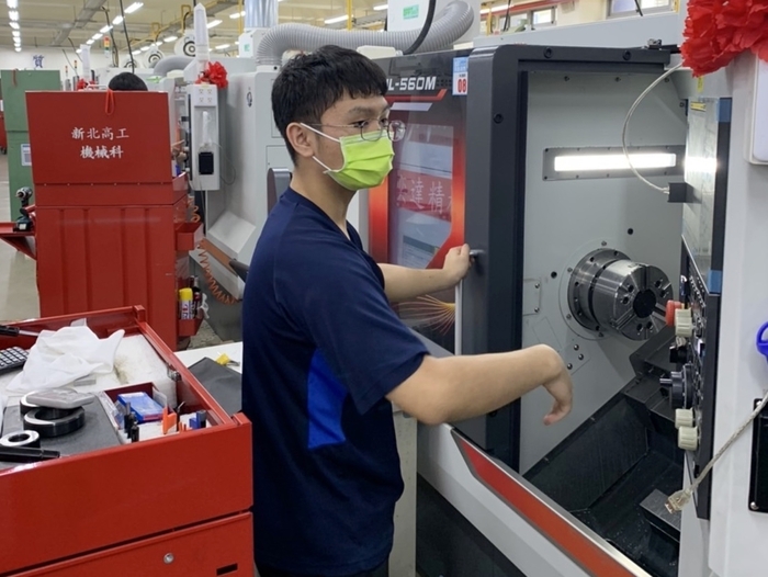 葉勝凱於競賽場地熟悉CNC車床機台實況。