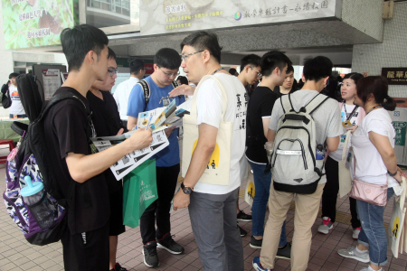 龍華科大「勇往職前」校園徵才，學生踴躍參與，把握就業良機，發揮所長。