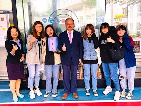 龍華科大文創系學生團隊以《來自未來》勇奪一等獎，與校長葛自祥合影。圖片