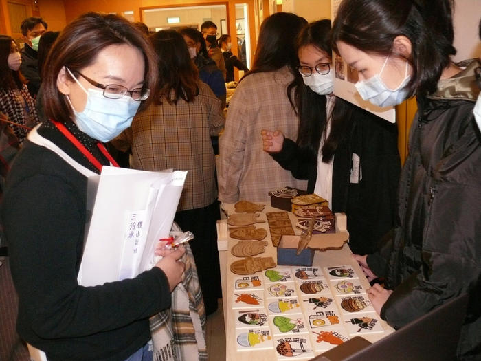 桃園市青年事務局顏蔚慈局長(左)，肯定龍華學子的專業與態度。圖片