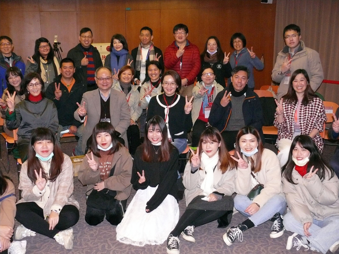 受邀出席課程聯展的來賓與師生合影。圖片