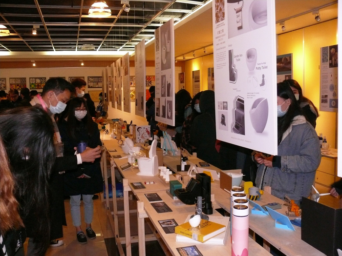 龍華科大《初聲之獨》課程聯展，文創系師生展現產學合作的豐碩成果。圖片