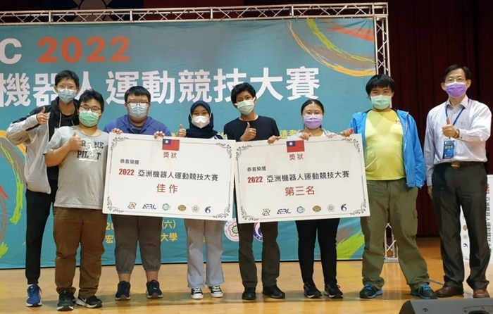 AERC 2022亞洲機器人大賽,龍華科大外籍生多里克(右4)、阿玉瓦娣(右5)表現優異。