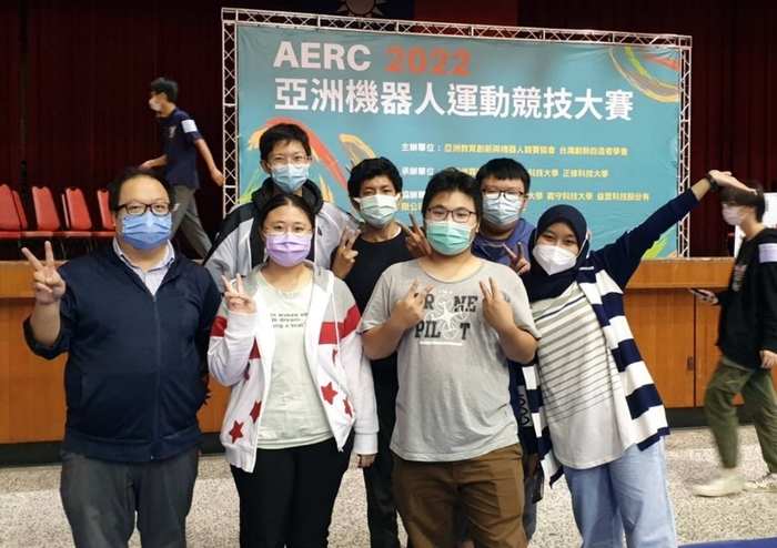 指導老師馬原懷(左)與參賽團隊合影。