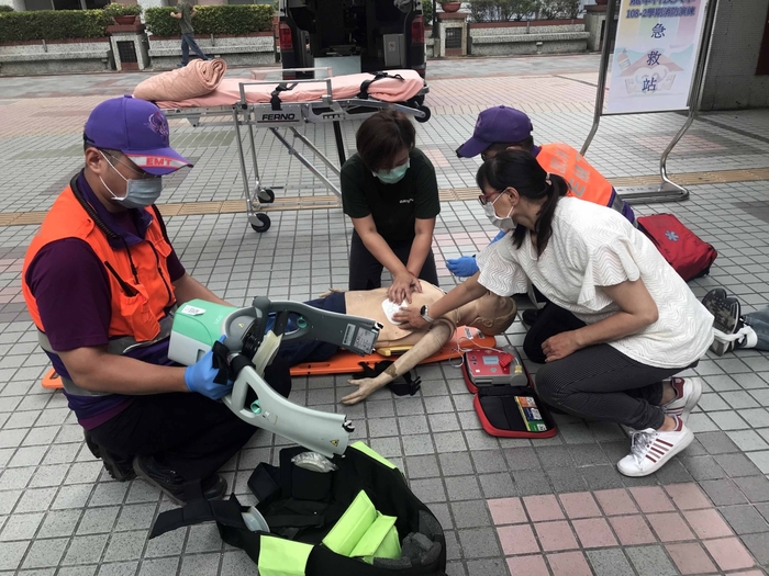 桃市消防局迴龍分隊示範傷患急救包紮、CPR及AED操作演練科目。