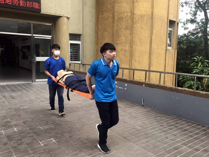 龍華科大教職員消防自衛編組救護演練。