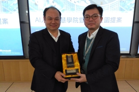 龍華科大校長葛自祥(左)致贈紀念牌給台灣微軟公共業務事業群副總經理彭樹裕，感謝其蒞校演講並將講酬捐贈該校弱勢學生助學金。