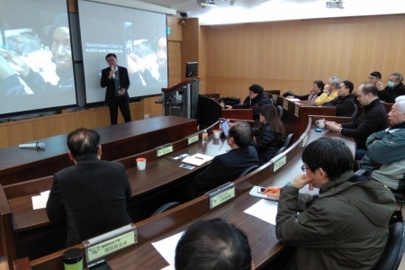 龍華科大邀請台灣微軟公共業務事業群副總經理彭樹裕演講，期能提升教師運用AI科技在教學實務。