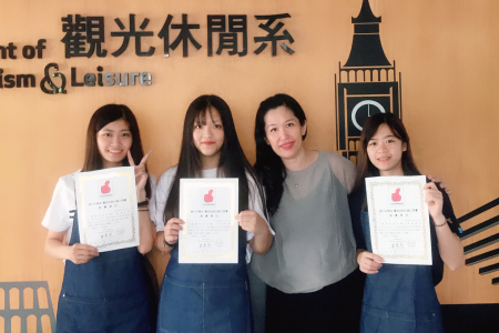 龍華科大觀休系林奕慬老師(右2)，指導學生陳淑婷、王若綺及陳郁欣，參加好棒盃餐旅技能賽，獲咖啡立體雕花組第三名及2佳作。