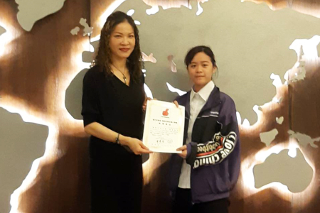 2019健行好棒盃咖啡立體雕花組，龍華科大觀休系學生陳淑婷以優異表現榮獲大專組第三名。