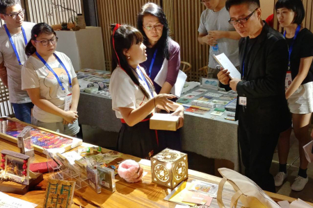 龍華科大文創系學生，參加第六屆海峽青年節文創商品設計大賽，向評審說明創作歷程。圖片