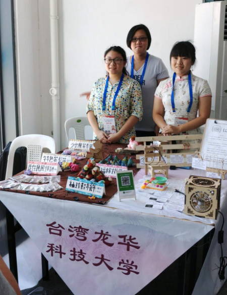 龍華科大文創系學生鄭淑文、何盈璇、楊子瑩，參加第六屆海峽青年節青年創夢市集。圖片