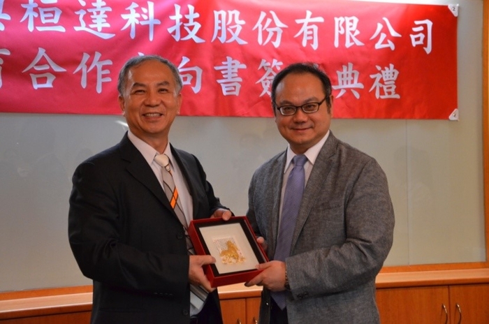 龍華科大葛自祥校長(右)與桓達科技吳定國總經理互贈禮品