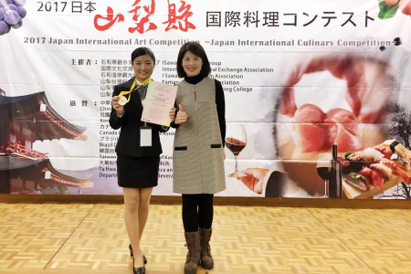 圖為龍華科大觀光系學生許智婷(左)，參加2017「日本國際藝術大賽-日本國際料理飲調大賽」，勇奪創作雞尾酒組金牌獎後與指導老師謝美婷合影。