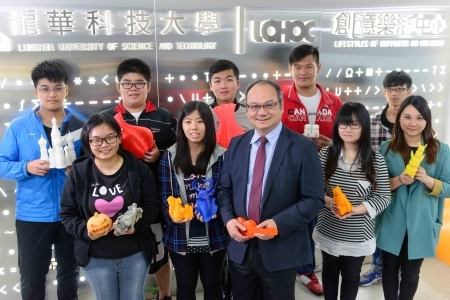 圖為龍華科大多年來致力產學鏈結、學用合一的實作教育，更積極開設三創課程，以強化學生創新、創意、創業各領域所需之知識及技能。