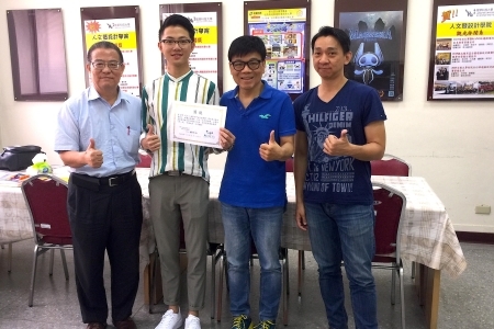 圖為龍華科大文創系學生劉桀，榮獲「中油生技－尋找黃文義」微電影第一名。人設學院院長何台華(左一)、系主任趙龍傑(右)、指導老師梁朝棟(右二)與同學開心合影。圖片