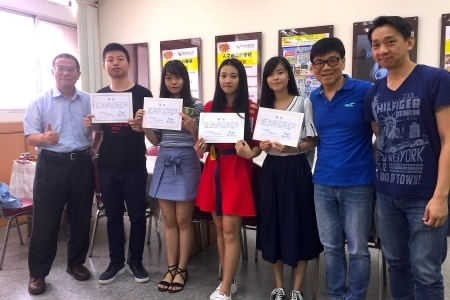 圖為龍華科大文創系學生周桐、潘諾思、林小鹿、顏綠盈，榮獲「中油生技－尋找黃文義」微電影第二名肯定。圖片