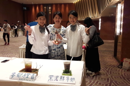 圖為許智婷同學(左一)、謝美婷老師(左二)、楊于萱同學(左三) 與競賽作品拍照留念。