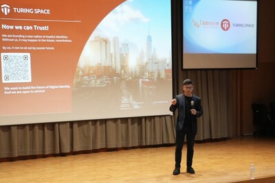 圖靈鏈（Turing Space）執行長暨創辦人胡耀傑，以「區塊鏈創業的挑戰與心路歷程：從機會辨識到全球擴張」為題，分享其從學術研究跨足國際創業的寶貴經驗