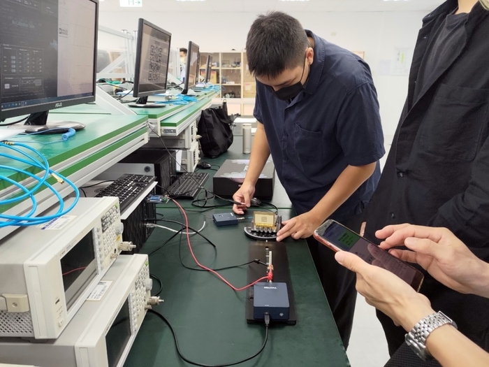學員在龍華科大(5G)行動通訊模組測試與調校類產業環境實作基地，進行實作。