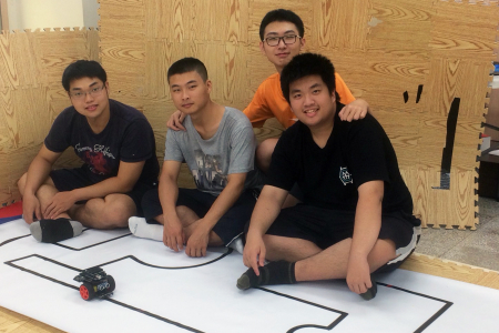 龍華科大PBL智慧機器人專班學生白雲皓、李國靖、蔡亞軒及張舜丞，發揮團隊合作，榮獲亞洲智慧型機器人大賽大專組冠軍。圖片