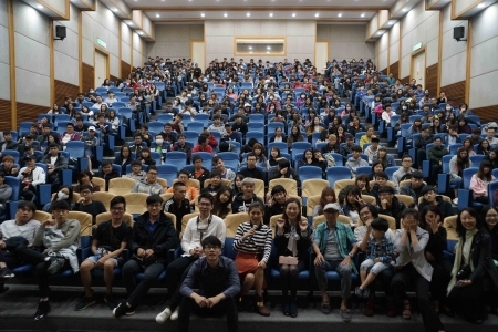 圖為山狗大後生樂團巡迴龍華科大演出，同學們熱情與桃園市客家事務局蔣絜安局長及樂團成員合影。