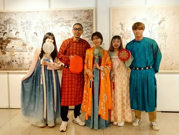龍華師生穿著唐代服飾，扮作古人體驗文化品味。