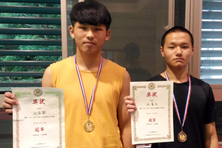 龍華科大學生許志錄(左)，勇奪2019第六屆臺大盃散打搏擊男子組85公斤級全國冠軍；施睿名則獲70公斤級殿軍。圖片