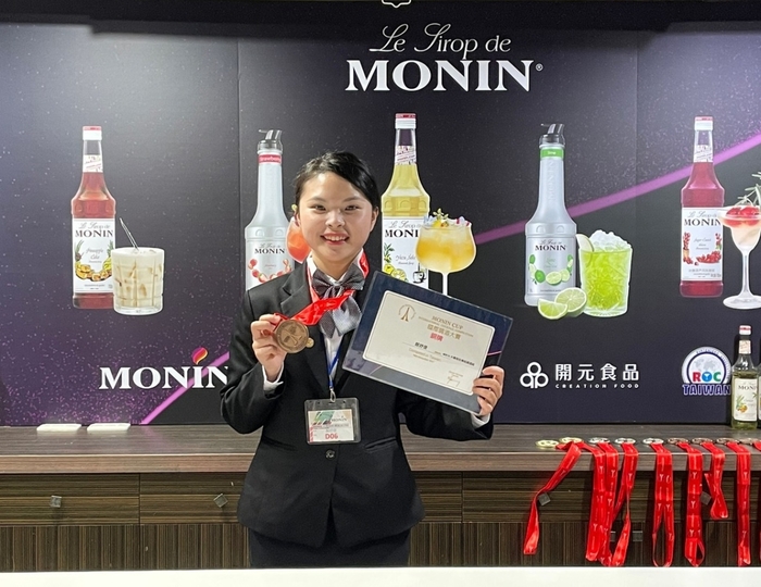 2021 MONIN CUP 全國調飲大賽 龍華科大觀休系顏妤倢同學獲銅牌,表現相當優異。