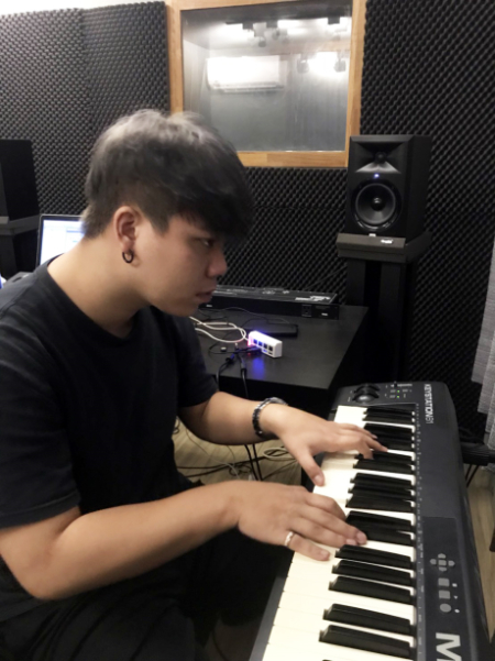 黃信豪將家裡房間布置成簡易錄音間，克難完成詞曲創作，得獎歌曲「窮孩子的母親節」展現其創作才華。