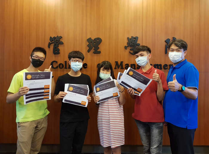 龍華科大管理學院PBL專班培育跨域大數據智慧商務人才，學生通過微軟多項專業證照。