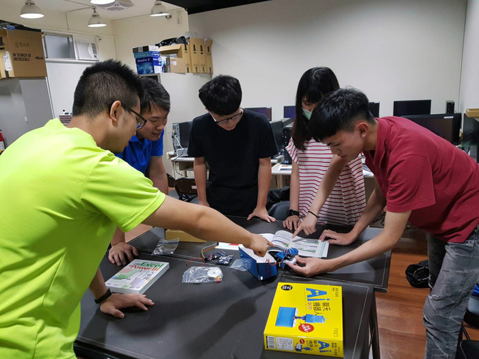 管理學院PBL專班學生在老師指導下，培養跨領域學習、問題解決及創新能力。