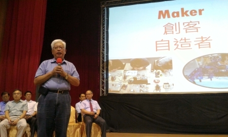 圖為龍華科大丁鯤副校長介紹創意樂活中心，歡迎新鮮人大膽提出創意發想，學校將提供創業輔導支持與協助。