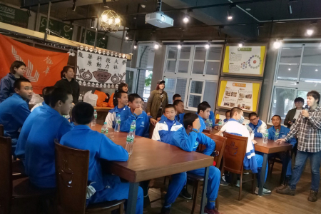龍華科大原動力社團同學，前往台東縣卑南國中，協助棒球隊課業輔導，並運用遊戲教導學生程式邏輯課程。