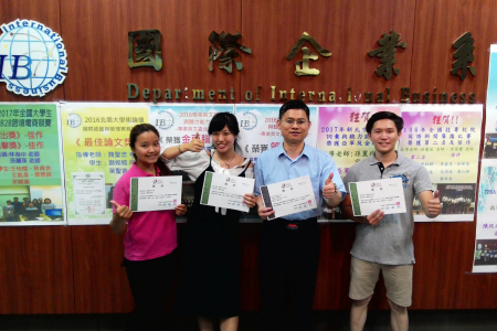 圖為龍華科大國企系進修部學生許亞筑、卓嬿蓉及黃立成,榮獲TBSA全國大專創新企劃競賽佳作,指導老師魏聖忠(右二)與同學開心合影。