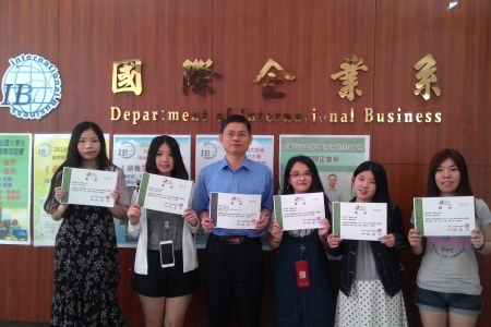 圖為龍華科大國企系陳玟卉、曾婉筑、林詩語、莊紫涵及呂彩鳳同學,榮獲TBSA全國大專創新企劃競賽佳作,指導老師魏聖忠(左三)與同學開心合影。