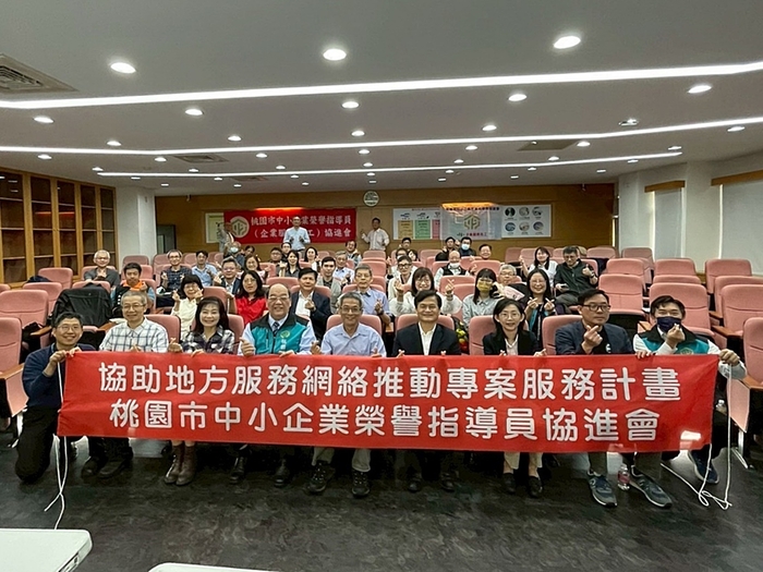 龍華科大舉辦2025人工智慧於雙軸轉型之運用及發展趨勢論壇,與會人員合影。圖片