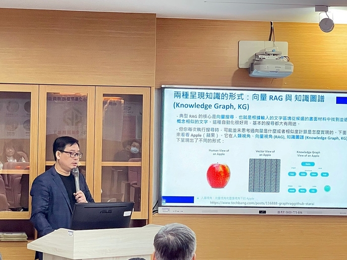 龍華科大說明在機電整合、AI演算法、數位內容與永續應用等領域研發成果。圖片