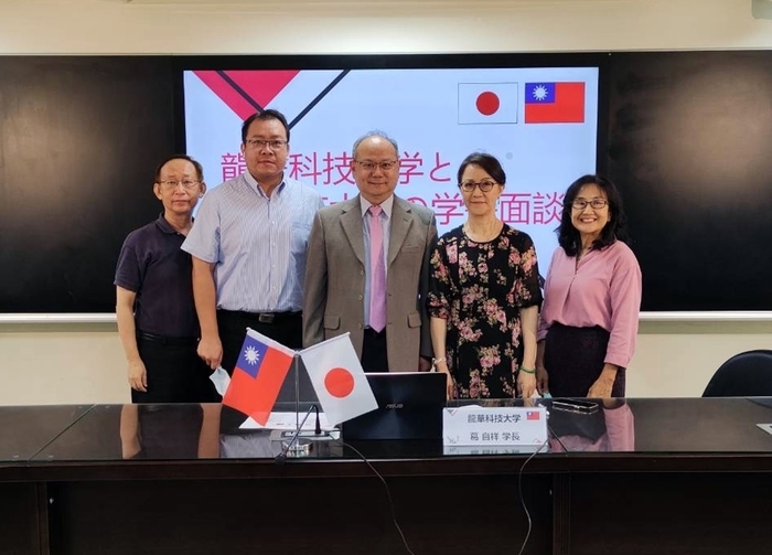 龍華科大代表於線上會議後合影。
