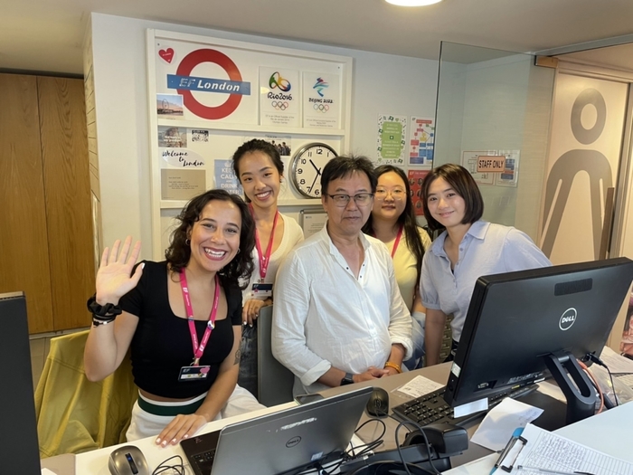 龍華學子於海外實習講座參與櫃檯服務，收穫良多。